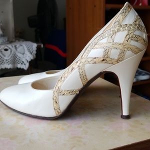 Vintage White Leather Pump with Snakeskin accent